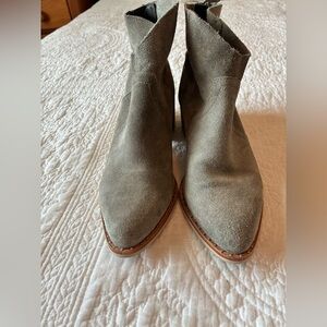 Crevo Women's Suede Ankle Booties - Gray suede